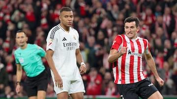 BILBAO, 04/2/2024.- El delantero del Real Madrid Kylian Mbappé (i) tras fallar el penalti durante el partido de la jornada 19 de LaLiga que Athletic Club de Bilbao y Real Madrid disputan este miércoles en el estadio de San Mamés, en Bilbao. EFE/LUIS TEJIDO