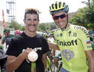 Alberto Contador con el corredor de mountain bike, Carlos Coloma, que posa con la medalla de bronce conseguida en R¨ªo 2016.