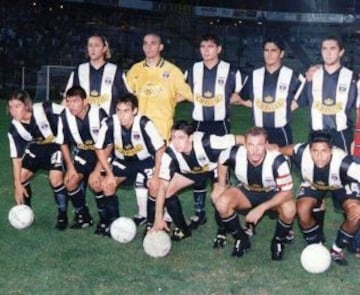 Colo Colo en 2001 utilizó este uniforme en Copa Mercosur. La foto corresponde a un amistoso de febrero de 2002 ante Los Angeles Galaxy (2-2). El tercero de izquierda a derecha es Jorge Valdivia con 19 años.
