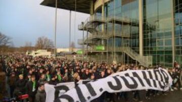 Imagen de los hinchas del Wolfsburgo en su marcha fúnebre por Malanda.