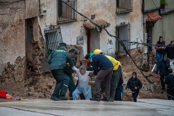 Varios servicios de emergencias ayudan en las labores de rescate en Letur, Albacete. En torno a 30 personas se han quedado atrapadas en sus viviendas por la riada.