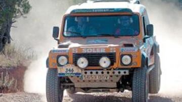 <b>DESATASCADOR. </b>Lleva un sistema hidráulico que levanta el coche y no es necesario utilizar el gato para salir de las dunas.