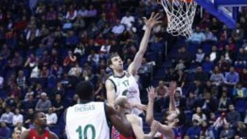 Fran Vázquez, domina en las alturas.