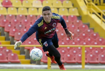 El equipo de Reinaldo Rueda realizó su última práctica en la capital colombiana en el estadio El Campín. Viajarán a Montevideo este martes 5 de octubre y allí continuarán con su preparación para enfrentar a la Selección de Uruguay este jueves 7 de octubre. 