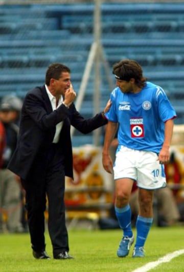 Auxiliar de Romano, tomó el mando del Cruz Azul cuando este fue secuestrado. Tras la salida de Rubén Omar, Mizrahi fue el estratega del 2006 al 2007.