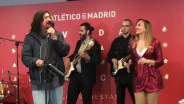 Cuando tu segundo se pone en modo rockero: el 'Mono' dándolo todo en la fiesta