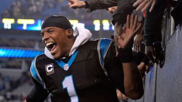 Cam Newton, quarterback de los Carolina Panthers, celebra con su afici&oacute;n la victoria ante los Indianapolis Colts.