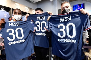 Primeros aficionados en adquirir la camiseta de Leo Messi con el dorsal 30.