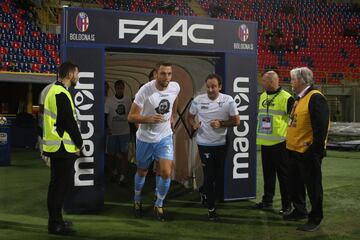 Las plantillas de todos los equipos de la Serie A harán un minuto de silencio antes del comienzo de sus encuentros y participarán en la lectura de unos extractos del célebre Diario de Ana Frank en respuesta al antisemitismo mostrado por los ultras del Lazio.