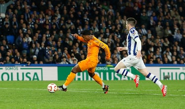 Tremendo pase al espacio de Bellingham para encontrar el desmarque de Endrick, que no falló en su mano a mano con Remiro, definiendo de forma exquisita con el exterior de su bota izquierda.