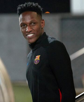 El defensa colombiano del Barcelona, Yerry Mina, durante el entrenamiento del equipo en la ciudad deportiva Joan Gamper, en la víspera del partido de liga que les enfrenta mañana a la Real Sociedad. 