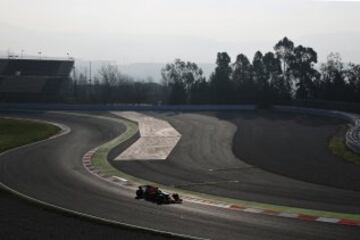 El piloto australiano Daniel Ricciardo de Red Bull Racing tomando una curva. 