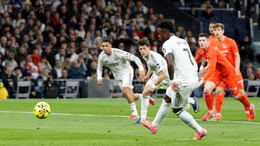 2-1. El delantero brasileño engaña a Alex Remiro desde los once metros para anotar el segundo.