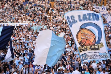 El grupo ultra Irriducibili de la Lazio se creo en 1987 y se consideran  ultra derechistas y nacionalistas. En los partidos muestran pancartas con esvásticas, hacen el saludo romano o fascista y a la Roma lo consideran "un equipo de negros y tribuna de judíos malignos". Algunos de los incidentes más lamentables los sufrieron jugadores de su propio equipo como el del neerlandés Aron Winter en 1992 que, tras ganar a la Roma en un derbi, se acercó a regalarles su camiseta y  la rechazaron por ser negro y judío.