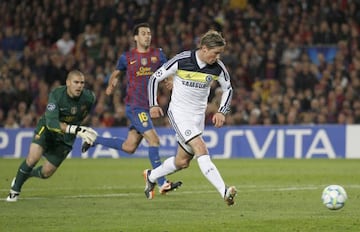 Torres marca en el Camp Nou tras superar a Valdés.