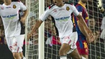 <b>ALEGRÍA. </b>Nsúe celebra el gol que le marcó a Víctor Valdés el domingo pasado en el Camp Nou.