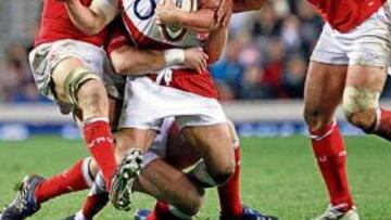 <b>ATROPELLADO. </b>Jonny Wilkinson es arrollado por tres jugadores galeses en un lance del partido.