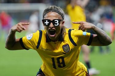 Perú y Ecuador se enfrentaron en la fase de grupos de la Copa América femenina en el estadio Banco Guayaquil en
Quito (Ecuador). Las locales se impusieron 3-1 y Kerlly Real, central del Valencia CF de la Liga Iberdrola, quiso celebrarlo con unas originales gafas de sol en las que aparecen los tres puntos que ponían a la tricolor líder del Grupo A.