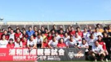 Las jugadoras del Valencia posan en Jap&oacute;n con su rival en el amistoso del domingo, el Urawa Reds Ladies. 