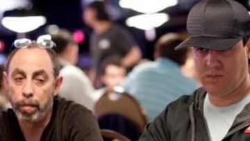 Carlos Mortensen junto a Barry Greenstein en el evento "The Poker Player's Championship" de las WSOP.