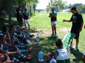 Martínez primero al fondo en la imagen del equipo reserva de Banfield. Holan dando la charla con la pizarra junto a Stillitiano, ex ayudante de Quinteros en Colo Colo. 