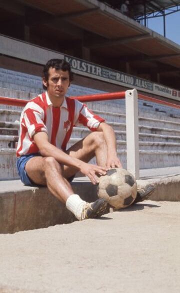 El leonés debutó con el Granada en 1970, donde jugó hasta 1972. Ficharía por el FC Barcelona hasta su retirada en 1980.
