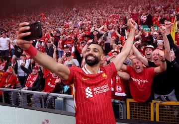 Los Reds celebran el ttulo nmero 20 de liga tras golear al Tottenham 5-1 en el estadio de Anfield. En la imagen, Mohamed Salah realizando un selfie.