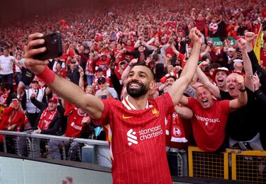 Los Reds celebran el título número 20 de liga tras golear al Tottenham 5-1 en el estadio de Anfield. En la imagen, Mohamed Salah realizando un selfie.