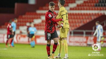 Simón Moreno saluda al meta del Leganés en el partido celebrado en Anduva.