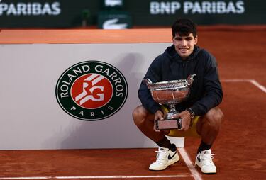 Carlos Alcaraz posa con la copa para la prensa.