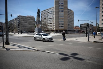 Una persona camina por un cruce peatonal mientras pasa un automvil durante un apagn en Lisboa, Portugal.