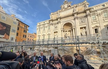 Las autoridades locales presentando la nueva pasarela.