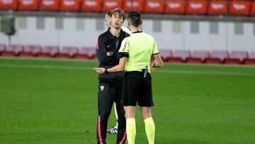 Lopetegui, con el árbitro.