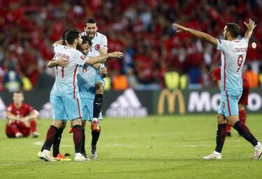 Turkey revive Last 16 hopes with win over Czech Republic