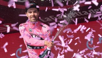 El ciclista holand&eacute;s Tom Dumoulin del equipo Giant Alpecin viste la &#039;maglia&#039; rosa del liderato de la general tras la cuarta etapa del Giro de Italia.