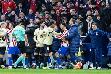 En los últimos minutos, Lamine y Pubill protagonizaron una pequeña tangana que terminó con varios jugadores amonestados en medio de un final caliente en el Metropolitano.

