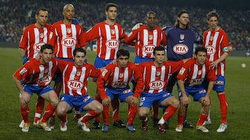 Petrov, Luccin, Pablo, Perea, Leo Franco, Fernando Torres (arriba), Maxi Rodríguez, Antonio López, Molinero y Galleti (debajo) en la última victoria del Atlético en el Camp Nou.