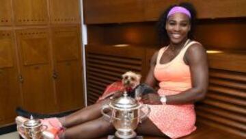 Serena Williams y su perro, tras ganar en Roland Garros.