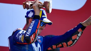 Maverick Vi&ntilde;ales en el podio de Assen.