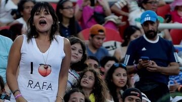 MEX57. ACAPULCO (MÉXICO), 26/02/2017.- Una aficionada anima al tenista español Rafael Nadal durante un entrenamiento hoy, domingo 26 de febrero de 2017, antes del Abierto Mexicano de Tenis, que inicia mañana en el puerto mexicano de Acapulco. Nadal, sexto del ránking de la ATP, confesó que a los 30 años no está obsesionado con regresar al número uno del tenis mundial porque su prioridad es ir semana a semana. EFE/José Méndez