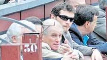 <b>COMO EN CASA. </b>Calderón es socio de la plaza de toros de Las Ventas: tiene el 5% del capital. En la imagen, junto a Casillas en un festejo de la pasada Feria de San Isidro.
