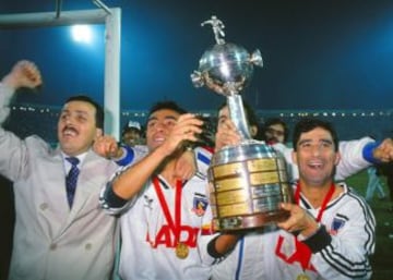 Jaime Pizarro y Rub&eacute;n Espinoza levantan la Copa de 1991.