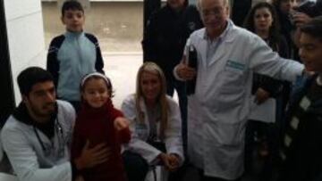 Luis Suárez visitó la planta infantil de un hospital urugayo