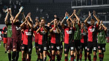 Newell's players celebrate after defeating Santos during the Copa Sudamericana group stage second leg football match between Brazil's Santos and Argentina's Newell's Old Boys at the Urbano Caldeira stadium in Santos, Brazil, on June 6, 2023. (Photo by NELSON ALMEIDA / AFP)