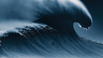 Ola oscura a la luz de la luna