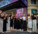 12 jugadoras de baloncesto adolescentes, estrellas de cine en la Gran Vía