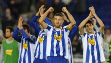 <b>TRIUNFALES. </b>Los jugadores del Espanyol celebran con la afición de Cornellà-El Prat su victoria más abultada de esta campaña.
