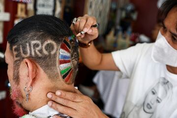 La pasi¨®n por la Eurocopa no solo se vive en Europa, sino que traspasa las fronteras del Viejo Continente.
Sirva como ejemplo esta fotograf¨ªa, tomada en Bangkok (Tailandia), en la que un caballero acudi¨® al peluquero
para que le pintara en el pelo el logotipo de la competici¨®n. Confiemos en que el d¨ªa 9 apoyara a nuestra Roja.