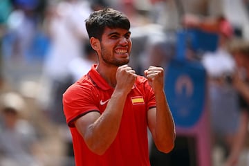 El español se sobrepone al cansancio para superar a Tommy Paul (13º del mundo) y se asegura jugar por medalla con las semifinales.