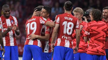 Luis Suárez, abrazado por sus compañeros del Atlético